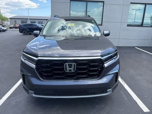 Used 2025 Honda Pilot Touring image 2