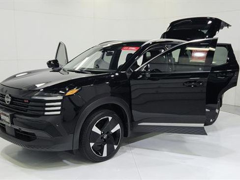 Certified 2025 Nissan Kicks SR image 12