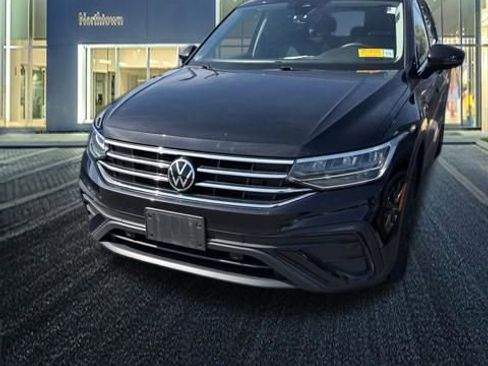 Used 2022 Volkswagen Tiguan SE w/ Panoramic Sunroof Package AWD/4WD image 3