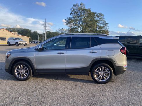 Used 2024 GMC Terrain SLT image 8