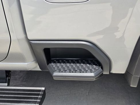 Used 2025 Chevrolet Silverado 2500 ZR2 w/ Technology Package image 39