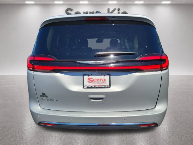 Used 2024 Chrysler Pacifica Touring-L FWD image 4