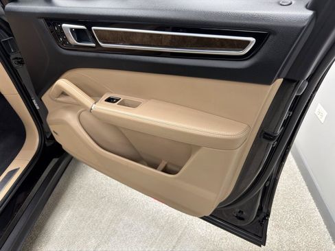 Used 2021 Porsche Cayenne AWD/4WD image 13
