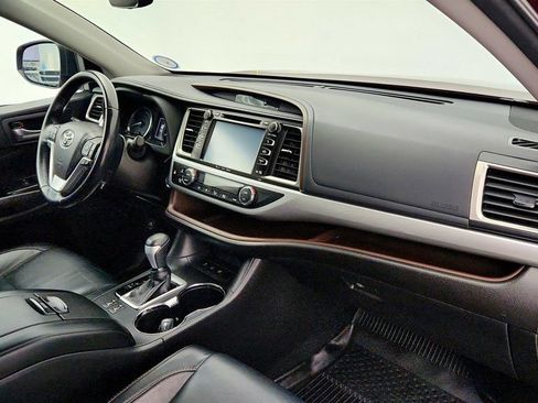 Used 2018 Toyota Highlander XLE image 26