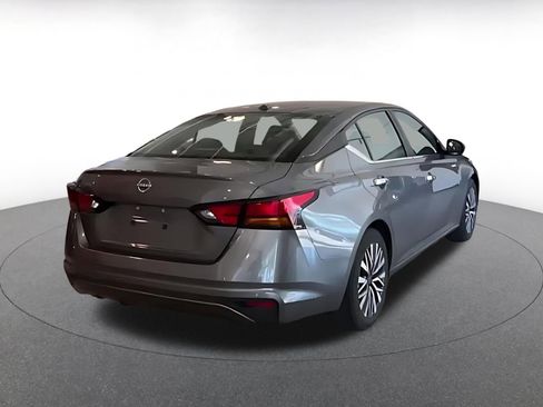 Used 2025 Nissan Altima 2.5 SV FWD image 11