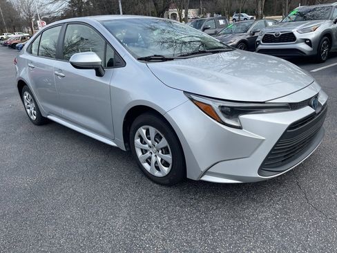 Used 2024 Toyota Corolla LE image 4