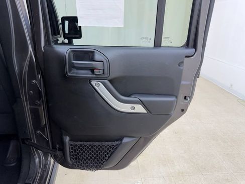 Used 2018 Jeep Wrangler Unlimited Rubicon w/ Dual Top Group AWD/4WD image 12