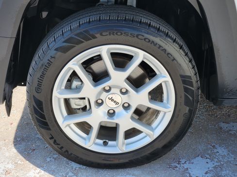 Used 2023 Jeep Renegade Latitude w/ Premium Group AWD/4WD image 14
