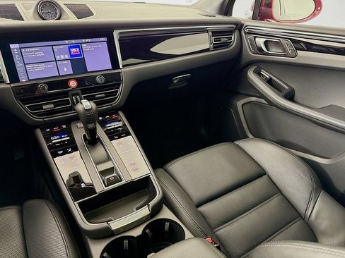 Certified 2025 Porsche Macan AWD/4WD image 27