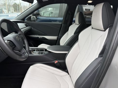Used 2025 Lexus TX 500h AWD w/ Technology Package image 9