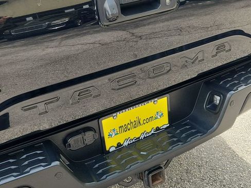 Used 2019 Toyota Tacoma TRD Sport w/ TRD Premium Sport Package AWD/4WD image 31