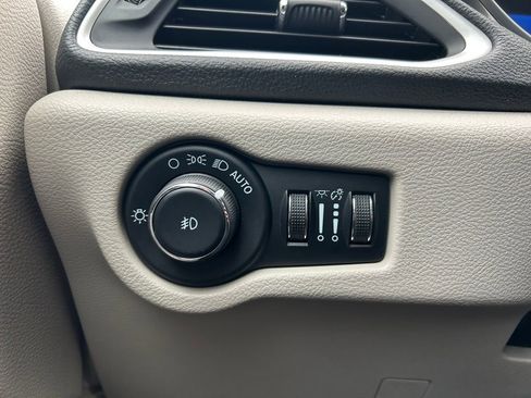 Used 2023 Chrysler Pacifica Touring-L image 14