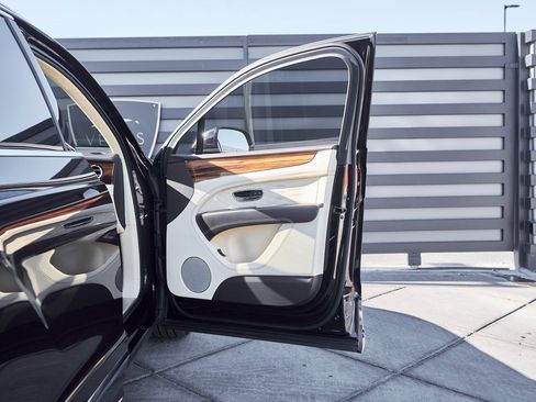 Used 2023 Bentley Bentayga Extended Wheelbase image 20