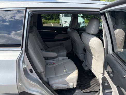Used 2019 Toyota Highlander Limited Platinum AWD/4WD image 29