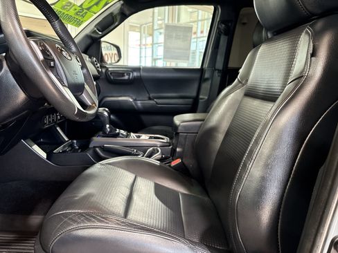 Used 2020 Toyota Tacoma TRD Sport w/ TRD Premium Sport Package AWD/4WD image 11