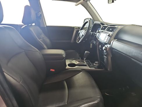 Used 2016 Toyota 4Runner SR5 AWD/4WD image 17
