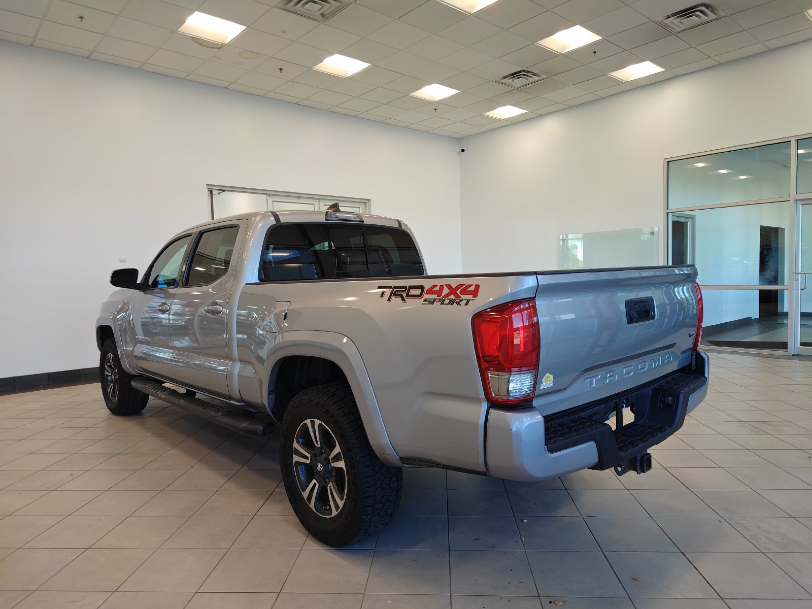 Used 2017 Toyota Tacoma TRD Sport w/ Exterior Package AWD/4WD image 5