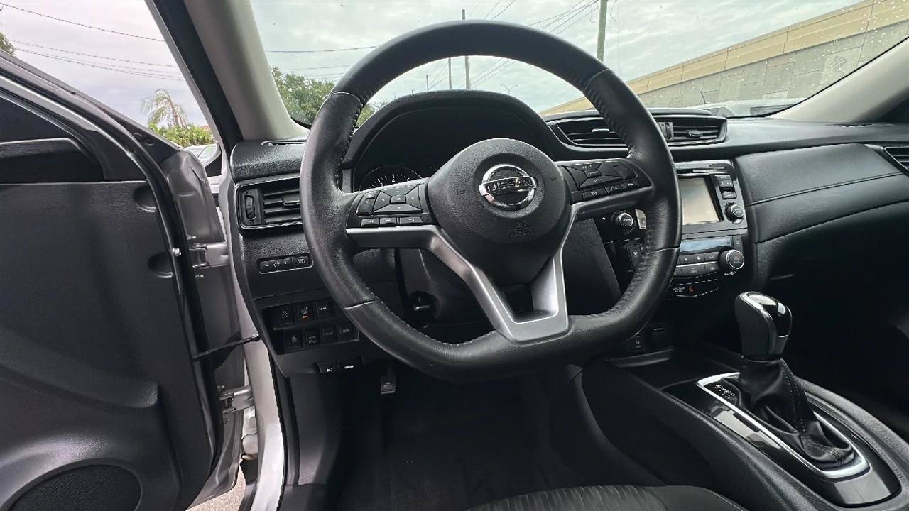 Used 2017 Nissan Rogue SV w/ SV Premium Package AWD/4WD image 41