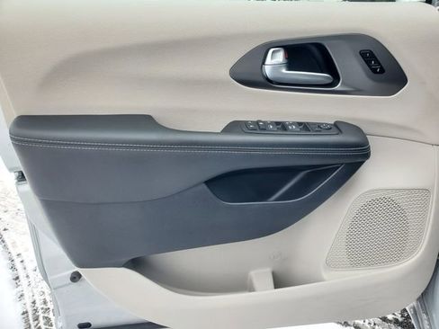 Used 2024 Chrysler Pacifica Touring-L image 11