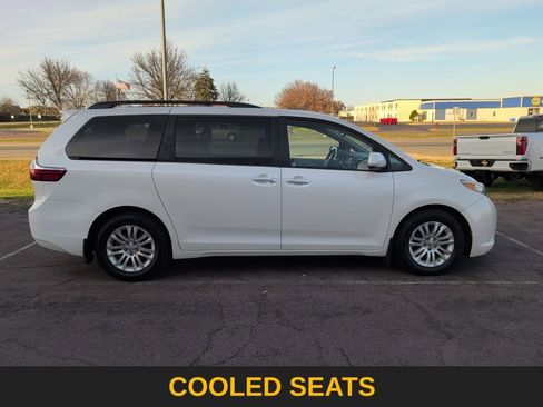 Used 2017 Toyota Sienna XLE w/ XLE Navigation Package image 7