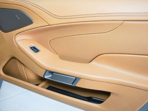 Used 2017 Aston Martin Vanquish Coupe image 37