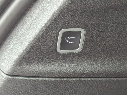 Used 2025 Chrysler Pacifica Select image 16