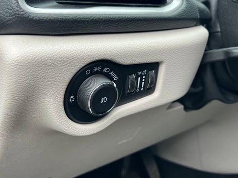 Used 2021 Chrysler Pacifica Touring-L image 15