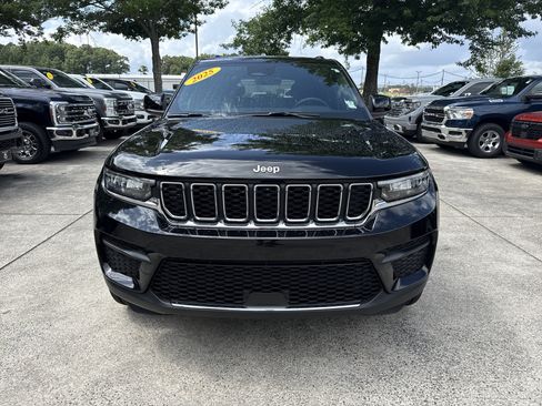 Used 2025 Jeep Grand Cherokee Laredo RWD image 2