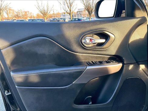 Used 2019 Jeep Cherokee Latitude Plus w/ Cold Weather Group image 21