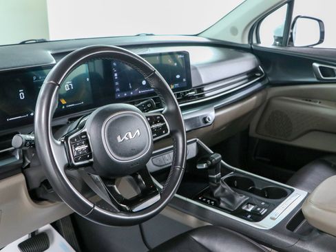 Used 2025 Kia Carnival FWD image 22