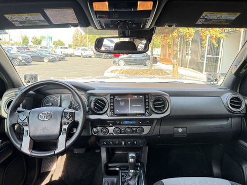 Used 2020 Toyota Tacoma TRD Off-Road w/ Technology Package AWD/4WD image 15