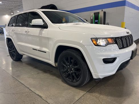Used 2017 Jeep Grand Cherokee Altitude image 2