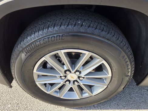 Certified 2023 Chevrolet Traverse LT FWD image 11