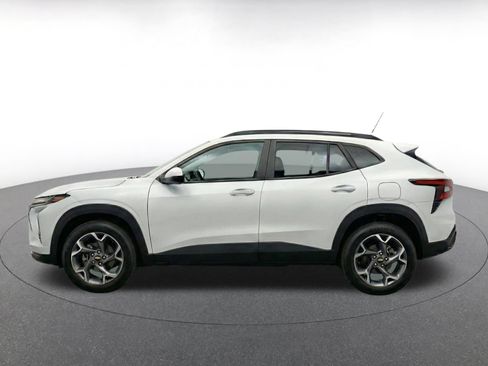 Used 2025 Chevrolet Trax LT w/ LT Convenience Package FWD image 4