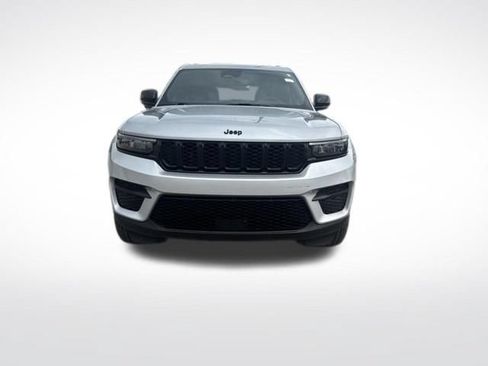 Used 2024 Jeep Grand Cherokee Altitude AWD/4WD image 3