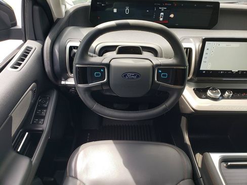 Used 2025 Ford Expedition Active AWD/4WD image 17