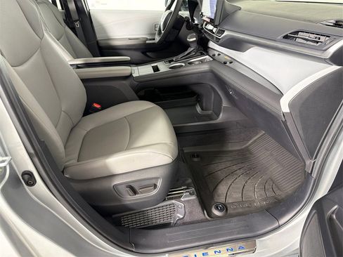 Used 2025 Toyota Sienna XLE image 14
