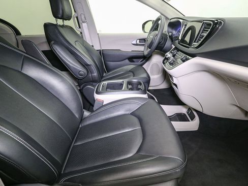 Used 2024 Chrysler Pacifica Touring-L FWD image 16