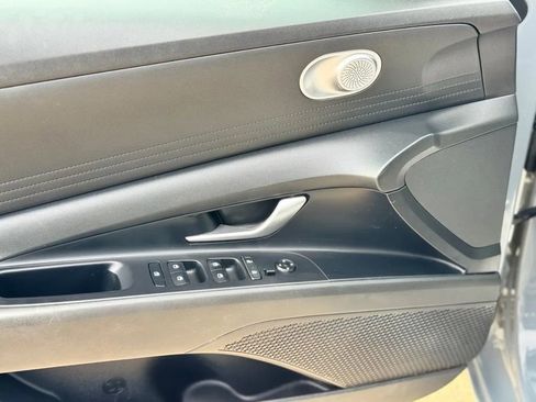 Used 2021 Hyundai Elantra SE image 11