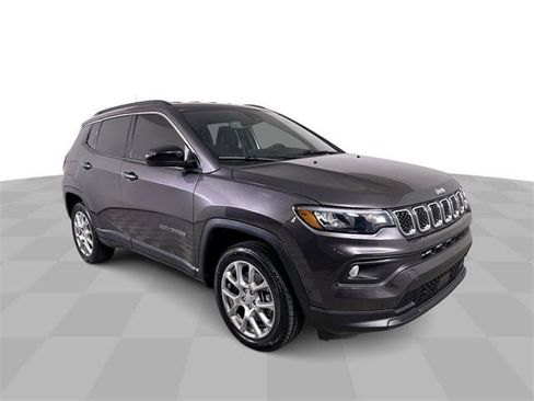 Used 2024 Jeep Compass Latitude image 2