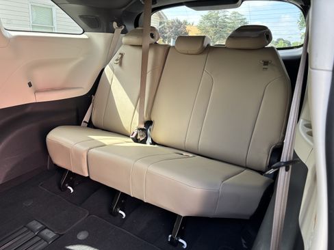 Used 2021 Toyota Sienna XLE w/ XLE Plus Package FWD image 15