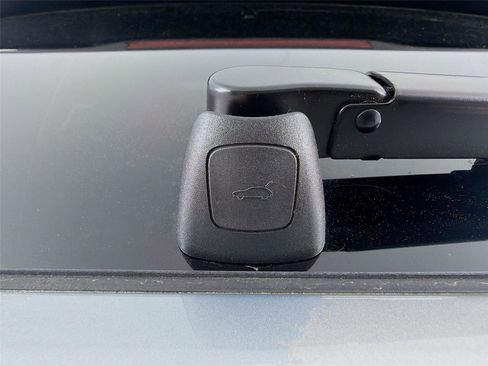 Certified 2025 Porsche Macan image 25