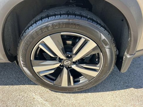 Used 2021 Nissan Rogue SL w/ Premium Package FWD image 11