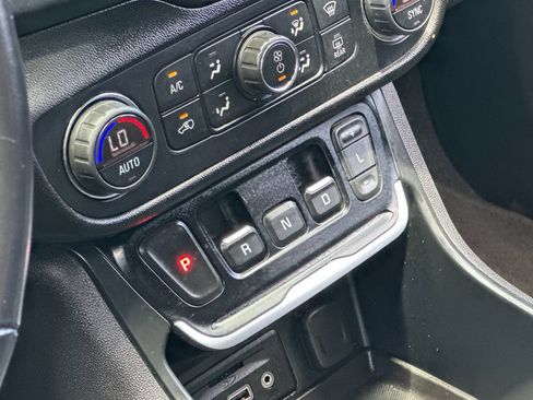 Used 2021 GMC Terrain SLT w/ Elevation Edition AWD/4WD image 19