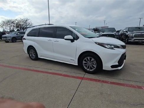Used 2021 Toyota Sienna LE image 2
