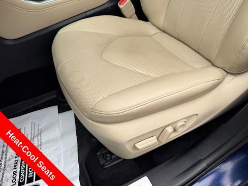 Used 2023 Toyota Highlander Limited image 17