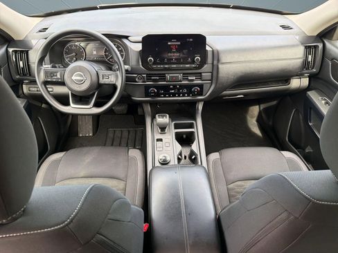 Used 2024 Nissan Pathfinder S image 16