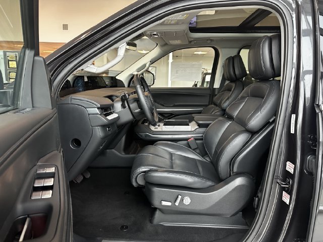 Certified 2025 Lincoln Navigator Reserve AWD/4WD image 18