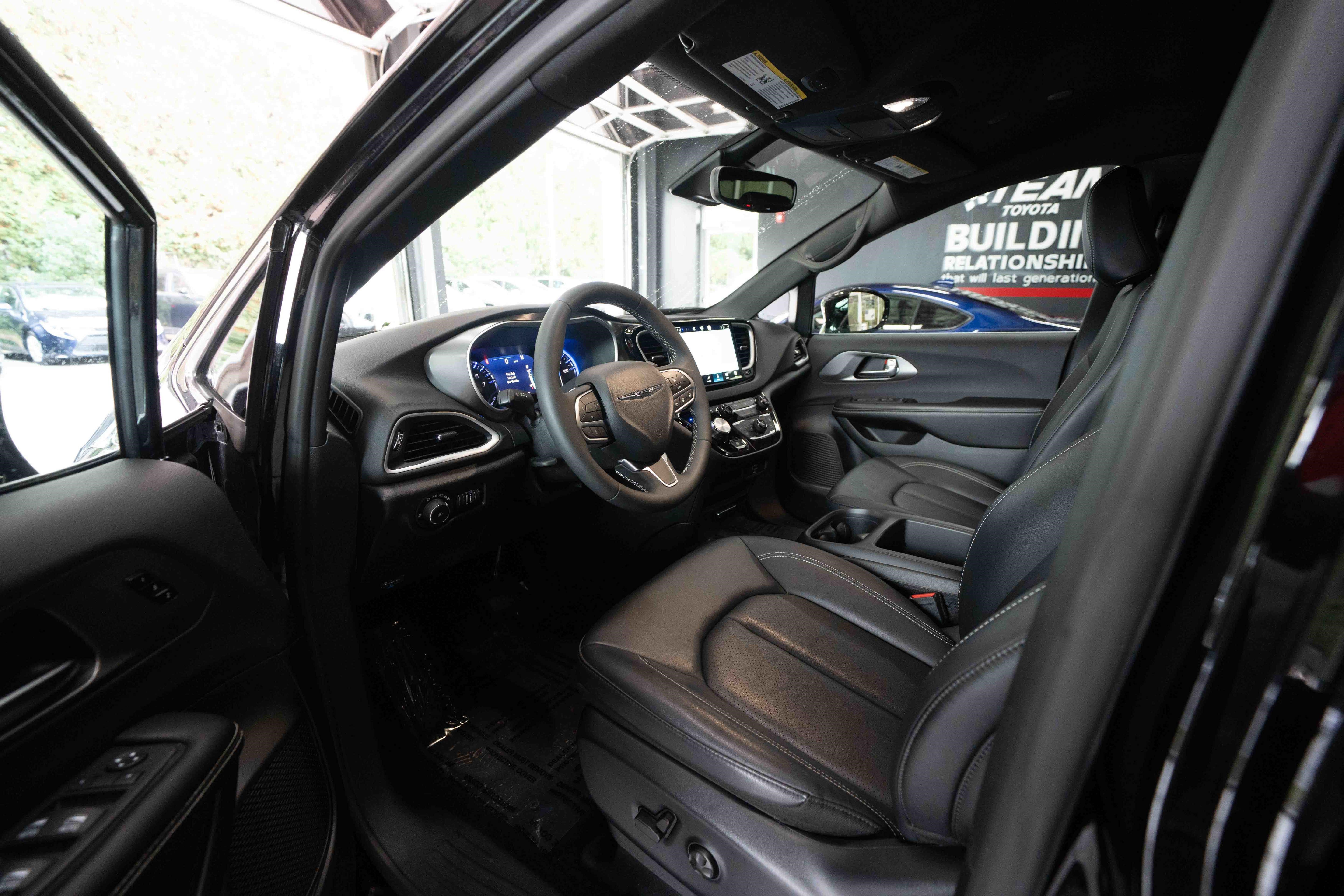 Used 2026 Chrysler Pacifica Select FWD image 8