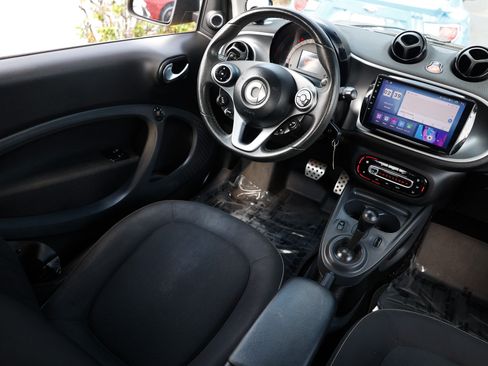 Used 2017 smart fortwo Proxy RWD image 18